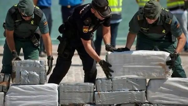 السلطات الإسبانية توقف 13 شخصا جديدا في قضية تهريب “الحشيش” من المغرب