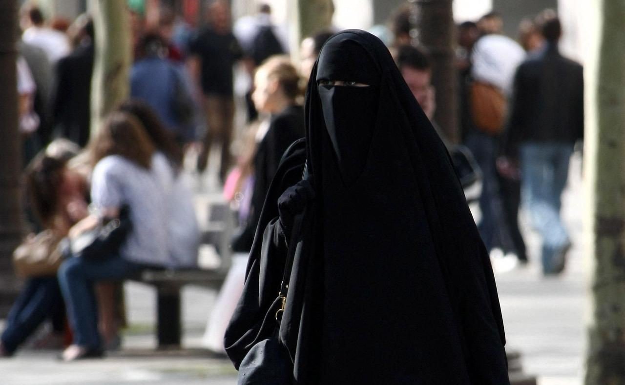 مدينة إسبانية تحظر البرقع والنقاب في الأماكن العامة