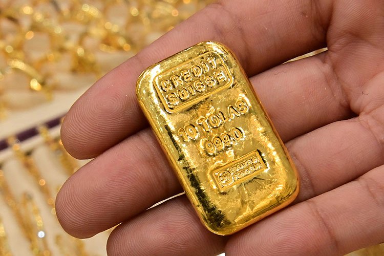 10 سنوات حبسًا لمتورطين في تهريب الذهب والأموال