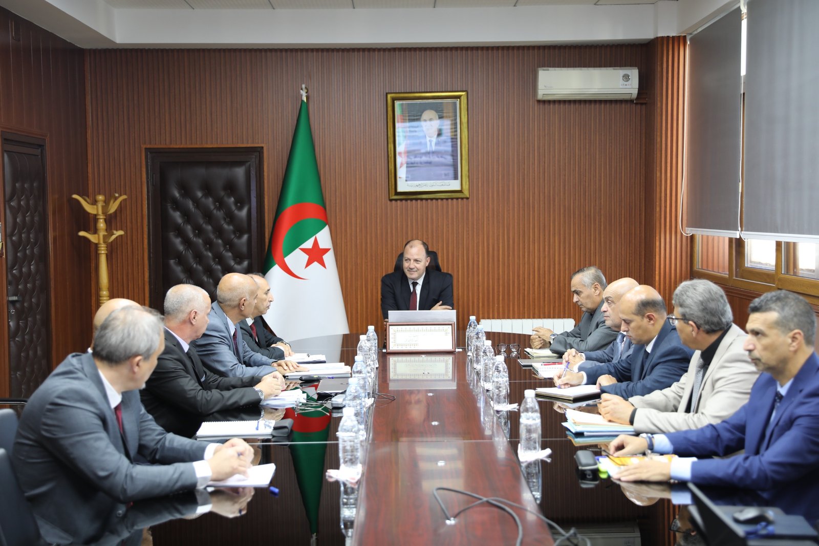 وزير العمل يجتمع مع مسؤولي الديوان الوطني لأعضاء المعوقين الاصطناعية ولواحقها