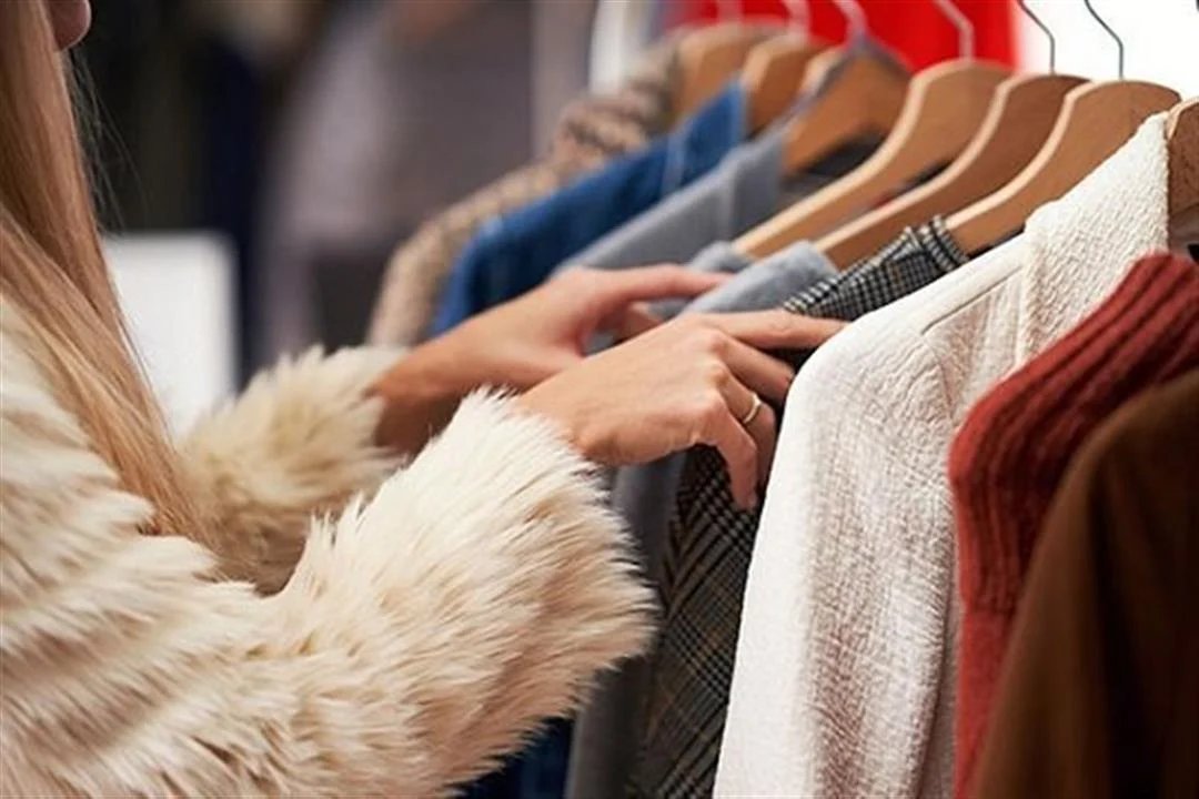 لماذا تفضل المرأة ارتداء ملابس معينة وتهمل البقية؟!   