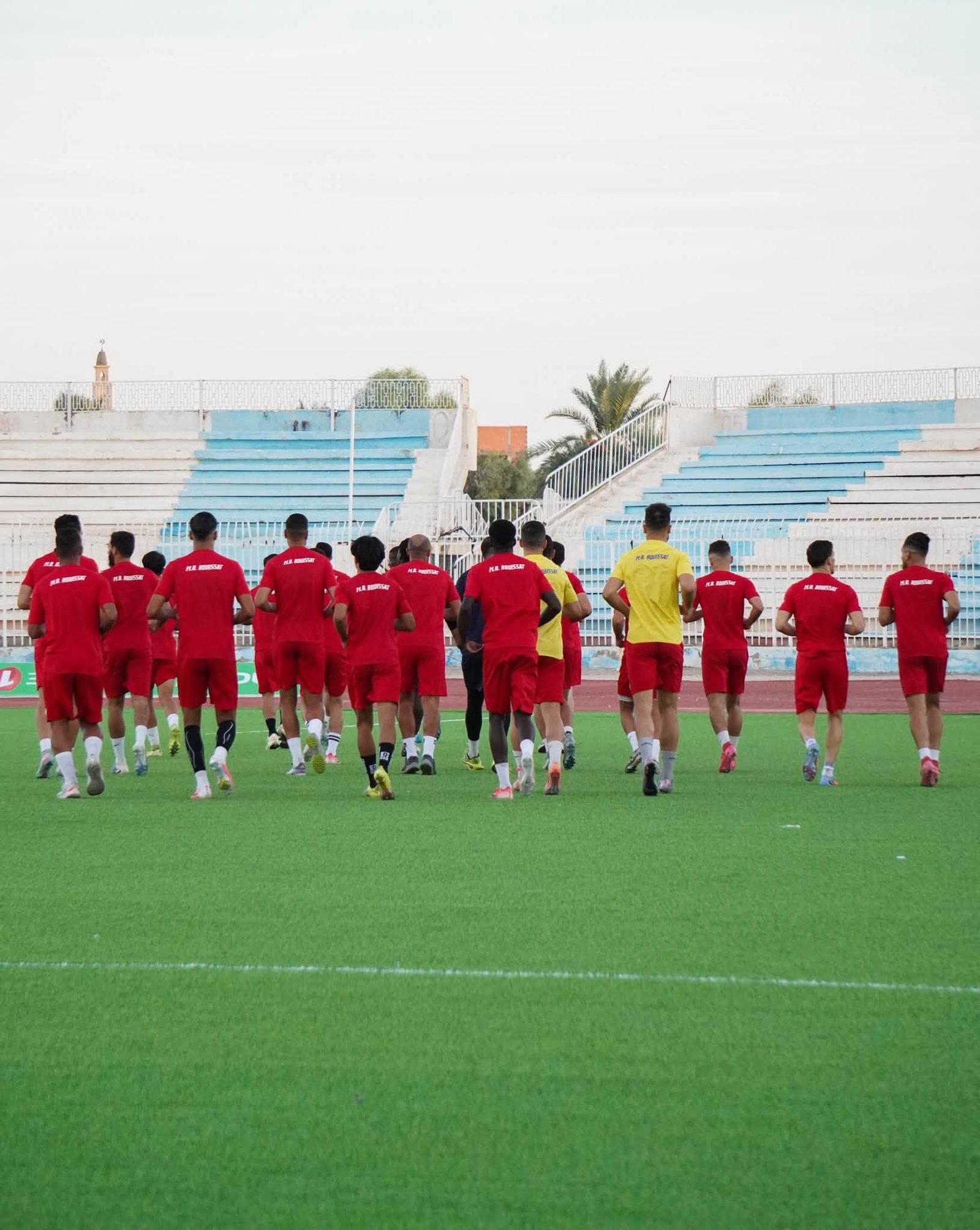 الرويسات تقترب من ثلاثي الطليعة