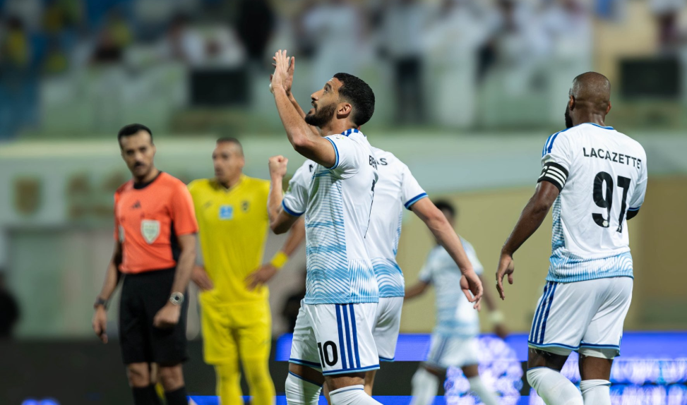 بالفيديو.. بن رحمة ينقذ نيوم من الهزيمة أمام الحزم