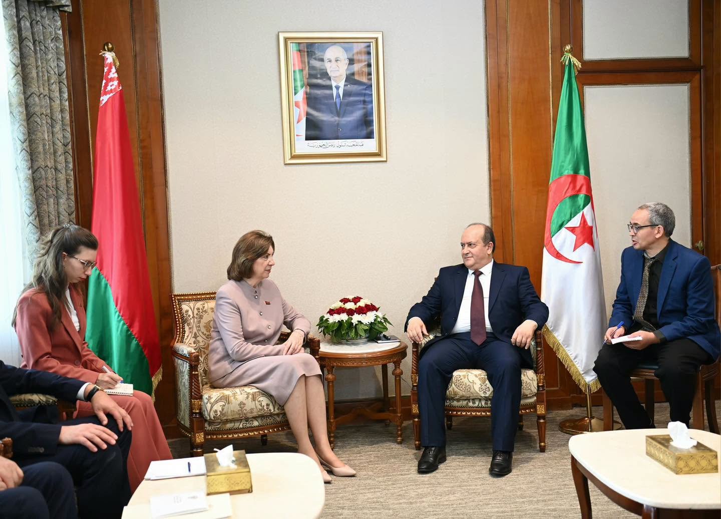 الوزير الأول يجري محادثات مع رئيسة مجلس الجمعية الوطنية لجمهورية بيلاروس