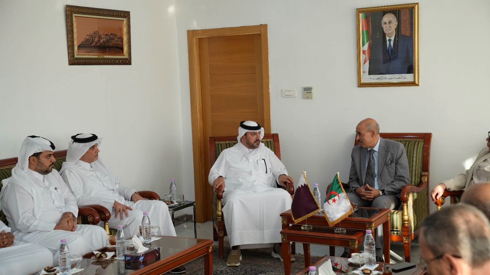 وزير الصناعة يبحث مع مجموعة قطرية مشروع إنتاج حليب الأطفال